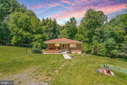 1310 E Butter Rd, York, PA, 17406-6017 | Card Image