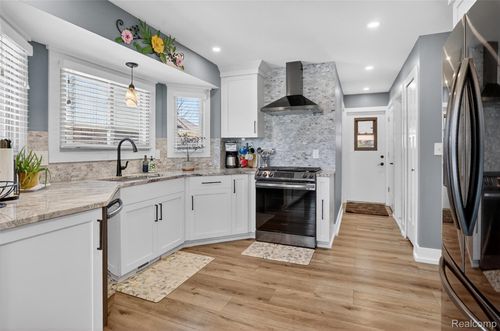 20755 Cannon Dr, Clinton Township, MI, 48038-2405 | Card Image