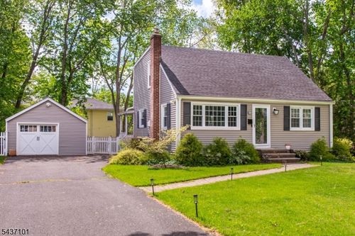18 Columbia Ave, Berkeley Heights, NJ, 07922-1405 | Card Image