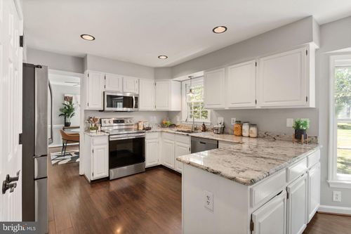 1 Foxmore Ct, STERLING, VA, 20165-5676 | Card Image
