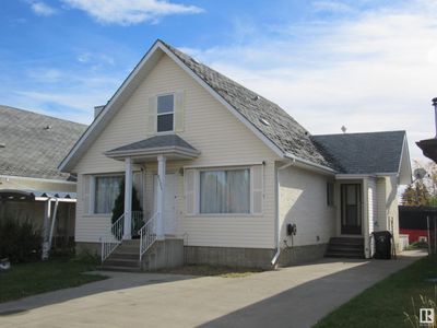 5821 55 St, House other with 4 bedrooms, 3 bathrooms and null parking in Barrhead AB | Image 1