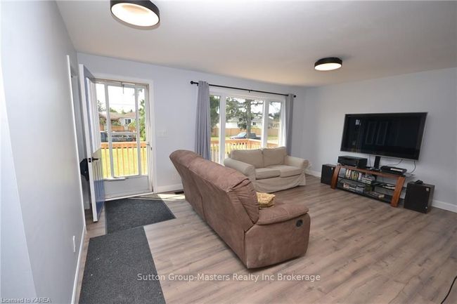 1038 Woodbine Rd, House other with 3 bedrooms, 3 bathrooms and 5 parking in Kingston ON | Image 4