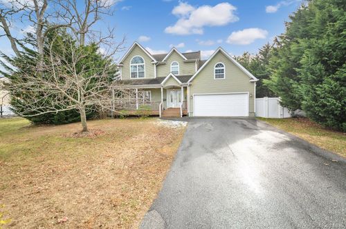 14 Donna Pl, East Islip, NY, 11730-3230 | Card Image