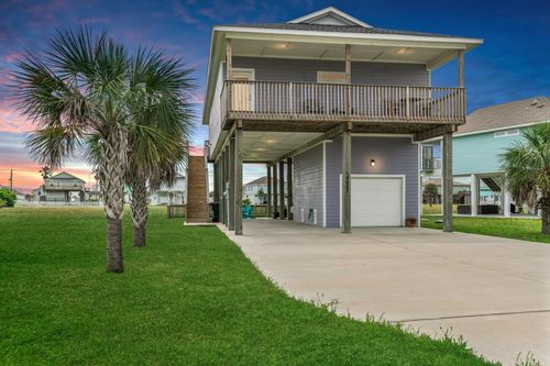 18607 Warrior Rd, Galveston, TX, 77554-1051 | Card Image