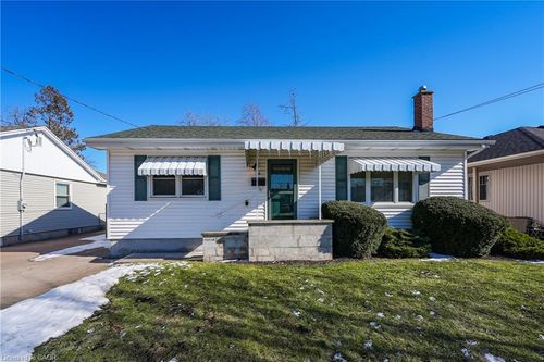 36 Lakeview Ave, Grimsby, ON, L3M3M2 | Card Image