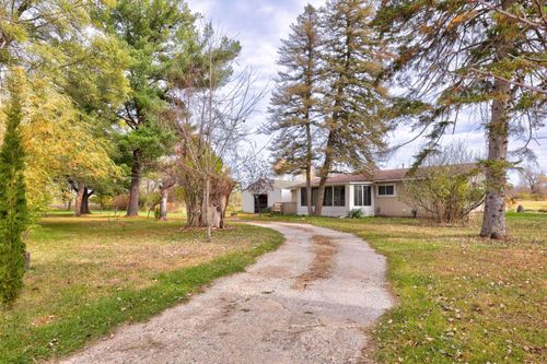 5675 Oak Rd, Vassar, MI, 48768-9576 | Card Image