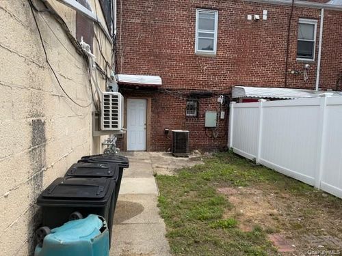 124 Rockaway Ave, Valley Stream, NY, 11580-5813 | Card Image