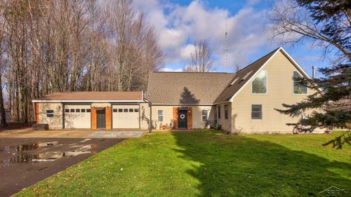 2122 Heather Way, Gladwin, MI, 48624-8610 | Card Image