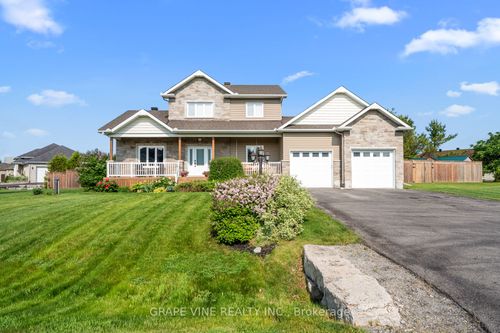 8055 Craig Farm Dr, Metcalfe, ON, K0A2P0 | Card Image