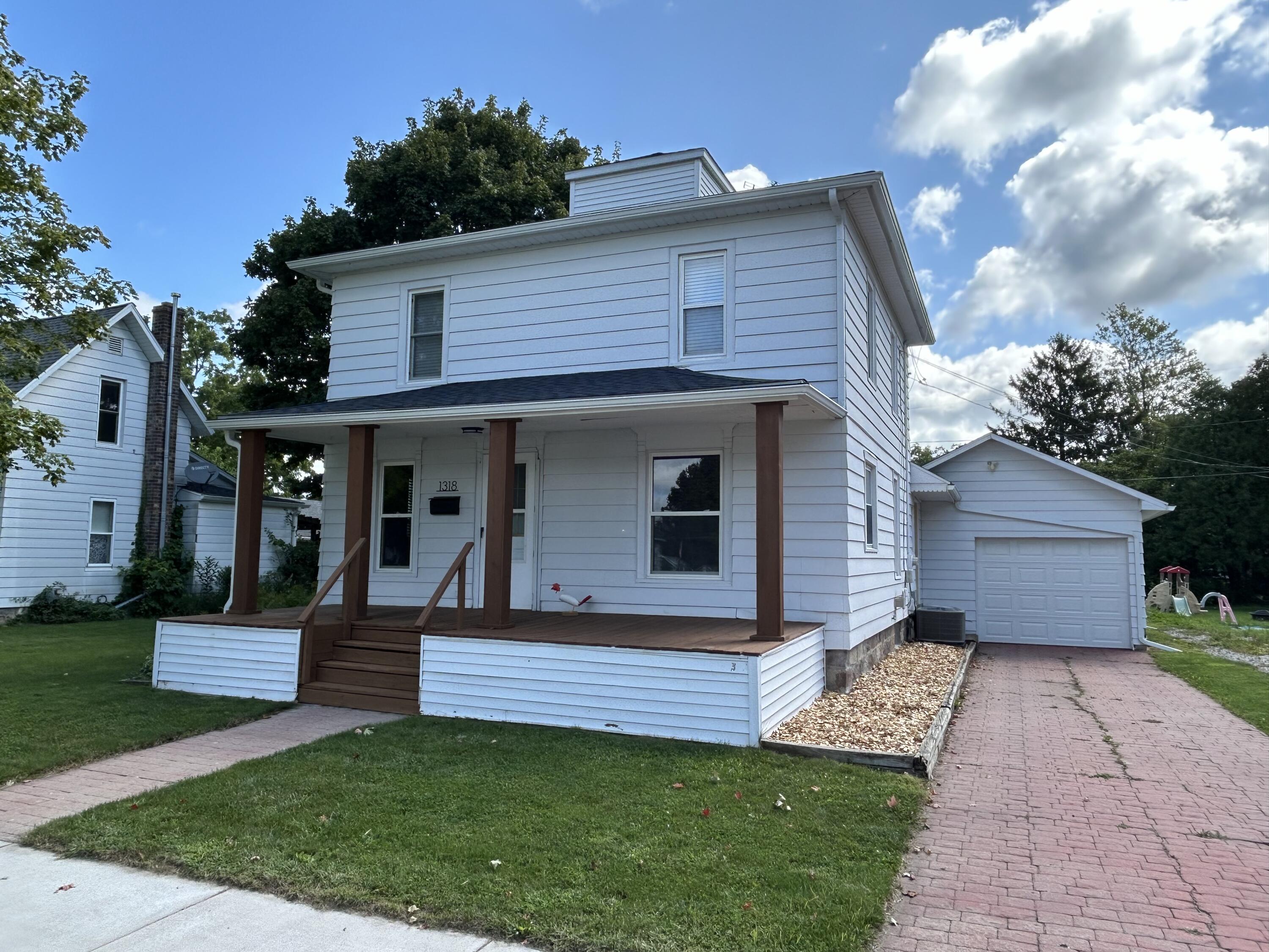 Pearl St, Lake Odessa, MI 48849
