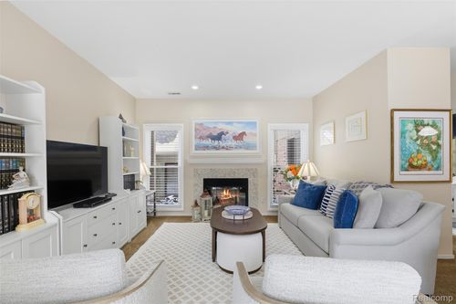 29325 Laurel Dr, Farmington Hills, MI, 48331-2825 | Card Image