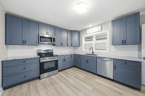 2757 Easton Blvd, Des Moines, IA, 50317-6181 | Card Image