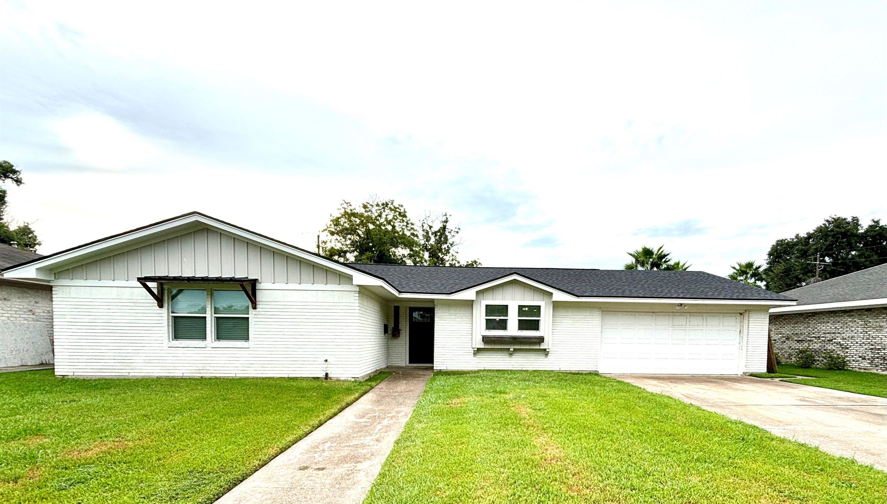 Elizabeth St, Port Neches, TX 77651