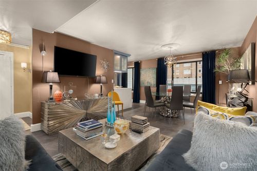 211-1105 Spring St, Seattle, WA, 98104-3513 | Card Image