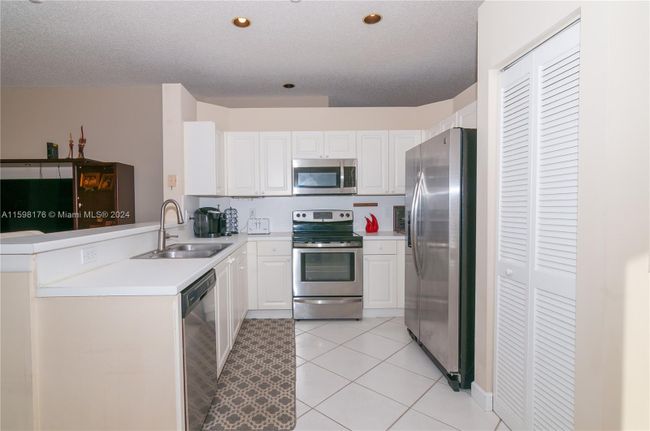 885 - 885 Tanglewood Cir, House other with 3 bedrooms, 2 bathrooms and null parking in Weston FL | Image 10