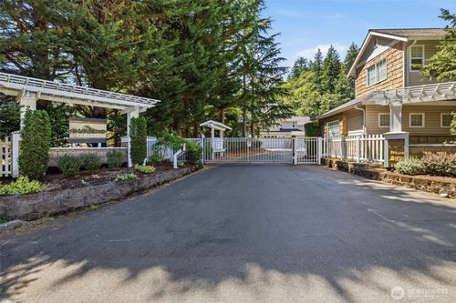 c1-205 Newport Way Nw, Issaquah, WA, 98027-3177 | Card Image