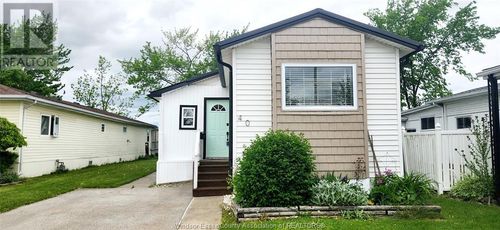 40 Parkside Dr, Mcgregor, ON, N0R1J0 | Card Image