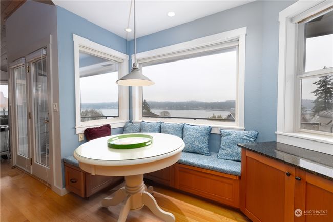 Lovely built in kitchen eating nook to enjoy the views | Image 25