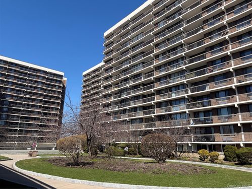 209p-152-18 Union Tpke, Flushing, NY, 11367-3921 | Card Image