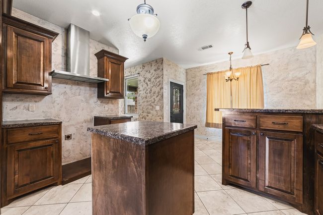 806 Sw 7 Th St, House other with 3 bedrooms, 2 bathrooms and 2 parking in Seminole TX | Image 8