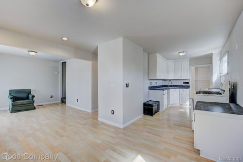 30 W Kalama Ave, Madison Heights, MI, 48071-3948 | Card Image