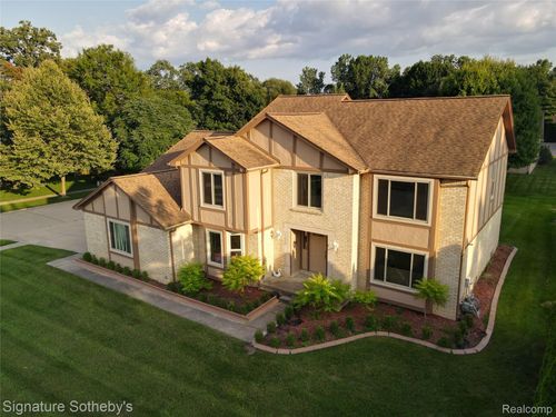 6710 Westpointe Dr, Troy, MI, 48085-1260 | Card Image