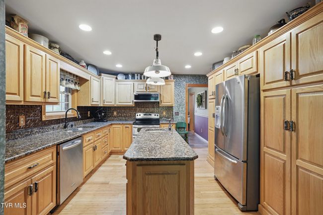 1124 Elizabethton Hwy, House other with 3 bedrooms, 3 bathrooms and null parking in Bluff City TN | Image 9