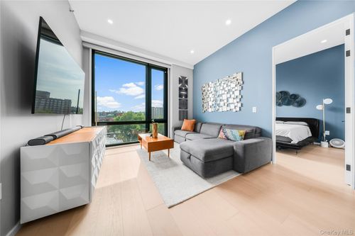 31-16 21, New York, NY, 11106 | Card Image