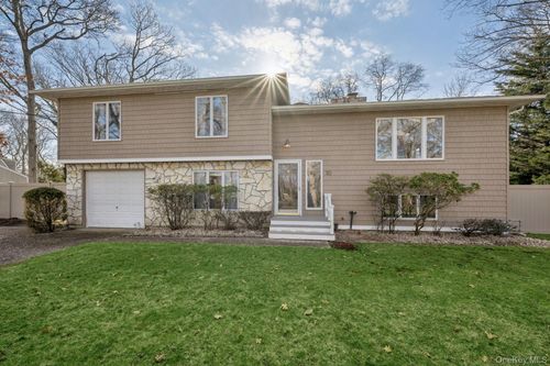 10 Harbor Rd, Hampton Bays, NY, 11946-3306 | Card Image
