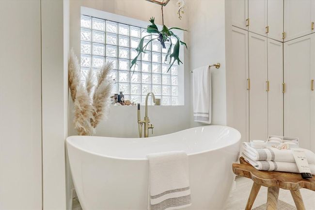 5411 Pine St, House other with 5 bedrooms, 5 bathrooms and 3 parking in Bellaire TX | Image 35