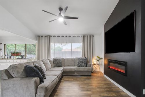 917 Park East Cir, Garland, TX, 75043-5334 | Card Image