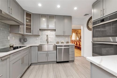 7 Henry St, Great Neck, NY, 11023-1112 | Card Image