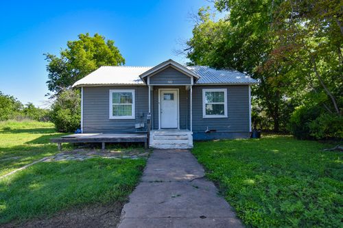 204 W Victoria St, Brady, TX, 76825-3636 | Card Image