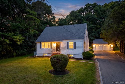 99 Warner Rd, Huntington, NY, 11743-5922 | Card Image