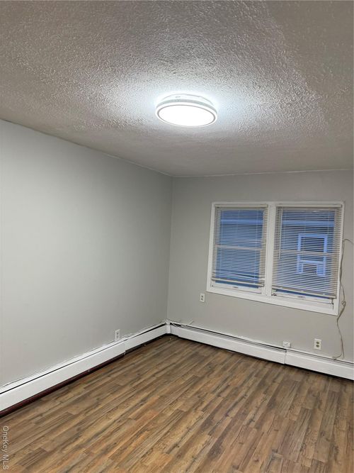 18 Leach St, Lynbrook, NY, 11563-2417 | Card Image