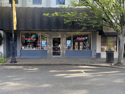 421 Ne 3rd St, McMinnville, OR, 97128-6250 | Card Image