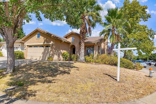 4 Mistyvale Ct, Sacramento, CA, 95823-6952 | Card Image
