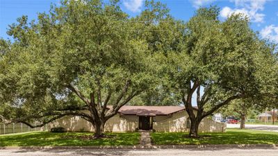 321 S Chambers Street, House other with 3 bedrooms, 2 bathrooms and 4 parking in Giddings TX | Image 1