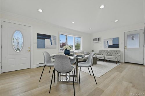 84 N Fordham Rd, Hicksville, NY, 11801-6016 | Card Image