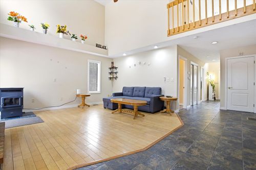 47 Drew Woods Dr, Derry, NH, 03038-4926 | Card Image