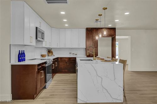 629 Hause Ave, North Las Vegas, NV, 89030-4004 | Card Image