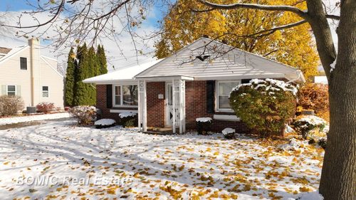 327 Kern St, Frankenmuth, MI, 48734-1107 | Card Image