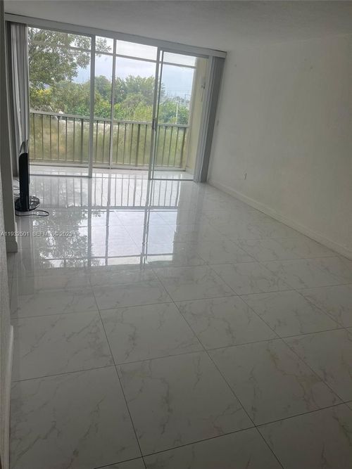 apt-401-8870 Fontainebleau Blvd, Miami, FL, 33172-4453 | Card Image