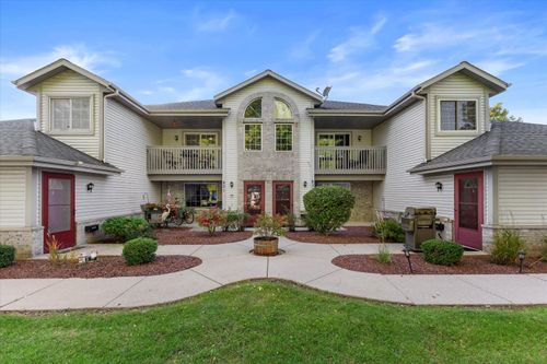 831 Quinlan Dr, Pewaukee, WI, 53072-1860 | Card Image