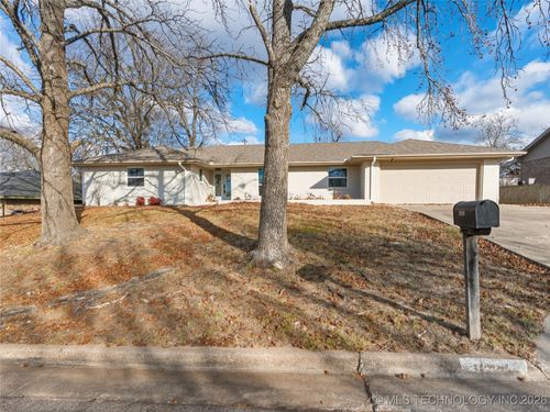 1918 E 15th St, Ada, OK, 74820-7105 | Card Image