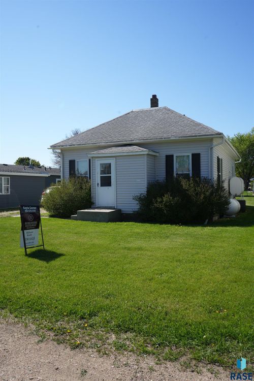 608 E Maple St Street, Parkston, SD, 57366 | Card Image