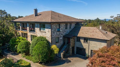 a-3960 Cedar Hill Rd, Victoria, BC, V8N3B8 | Card Image