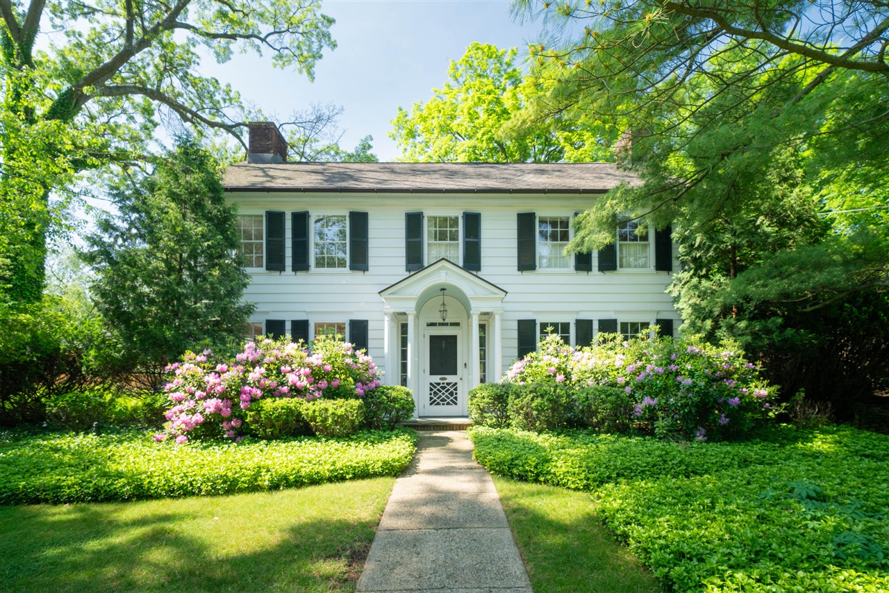 Edgemoor Ave, Kalamazoo, MI 49008