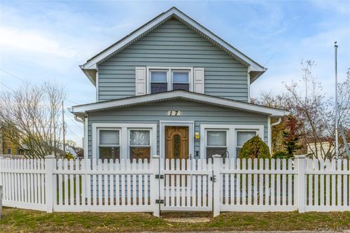 17 Mott St, Patchogue, NY, 11772-2105 | Card Image
