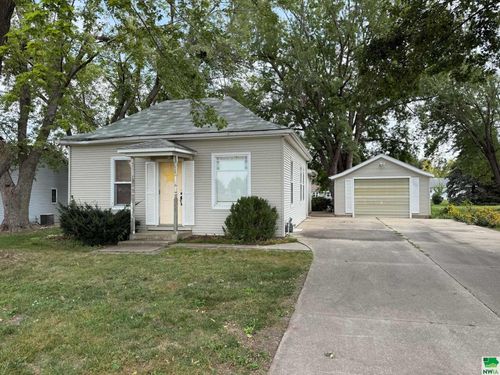 513 Florida Ave Nw, Orange City, IA, 51041-1253 | Card Image